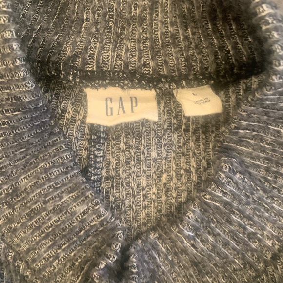 Cold shoulder mock neck - Picture 3 of 4